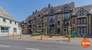EERSTE BEZOEKDAG ZATERDAG 13/06/26 - 14U (enkel op afspraak!)<br /><br />DENDERHOUTEM - Bent u op zoek naar comfortabel wonen op een toplocatie? Dan is dit ruime duplex appartement, gelegen pal in het centrum van het levendige Denderhoutem op het dorpsplein, zeker een bezoek waard.<br /><br />Bij het betreden van het appartement komt u in een inkomhal met een apart gastentoilet. Verder geniet u van een lichtrijke leefruimte met directe toegang tot een ruim zuidgericht terras, ideaal om volop van de zon te genieten. Daarnaast beschikt het appartement over een zeer praktische berging en een keuken met plaats voor ontbijthoek. <br />Op de verdieping bevinden zich twee slaapkamers- waaronder één met een volledige kastenwand-, een badkamer met inloopdouche afgewerkt in mortex, en een derde kamer die perfect kan ingericht worden als extra berging, bureau of dressing.<br />Een ondergrondse kelder is verplicht aan te kopen (5.000€). <br /><br />Dankzij de centrale ligging bevindt u zich op wandelafstand van winkels, scholen, openbaar vervoer en andere dagelijkse voorzieningen. Mobiliteit is hier een troef: een bushalte van De Lijn bevindt zich letterlijk voor de deur en de oprit naar de E40 (Gent-Brussel) is vlot bereikbaar. Parkeren is bovendien moeiteloos dankzij de ruime parkeergelegenheid met laadpalen in de directe omgeving.<br /><br />Kortom, bent u op zoek naar een ruim duplex appartement met zonnig terras op een centrale ligging in Denderhoutem? Dan is dit appartement zeker een bezoek waard!<br />info of bezoek: 053/60.65.60<br /><br />De vermelde prijs is een richtprijs. Na ontvangst van de biedingen beslist de verkoper vrij om al dan niet over te gaan tot verkoop en aan welk bod. De richtprijs is niet bindend.