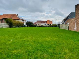 Dit vlakke perceel bouwgrond is ideaal gelegen, net buiten de ring van Tienen met een zeer goede bereikbaarheid en op wandelafstand van...