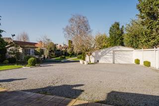 Vous recherchez un terrain de 1296 m² à deux pas de Courtrai ? N'oubliez pas de consulter cette offre à Gullegem !Ce terrain est idéalement...