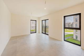 <p>Ontdek dit nieuwbouwproject aan de Heizijde in Turnhout: rustig gelegen, omringd door groen en toch vlakbij alle voorzieningen. Dit moderne appartement beschikt over een zalig terras, een lichtrijke leefruimte met volledig geïnstalleerde keuken, een praktische berging, twee slaapkamers, een badkamer met inloopdouche en een apart toilet. Verder is er een ondergrondse autostaanplaats + berging voorzien, evenals een gemeenschappelijke fietsenstalling. Gemeenschappelijke provisie: €110,00 per maand (inclusief privatief verbruik verwarming). Bij interesse, vraag dan zeker uw bezoek aan via onze website.</p>