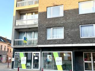 Op een gunstige locatie in Deinze bevindt zich dit appartement op de eerste verdieping met bijzonder veel potentieel. Dankzij de centrale en...