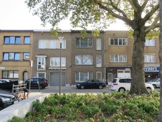 <p><span>Bent u op zoek naar een gelijkvloersappartement met 1 grote slaapkamer, een overdekt terras en grote tuin met veel privacy?  Dan is dit aantrekkelijk geprijsd appartement te Wilrijk- Valaar iets voor U. Heel rustig gelegen aan de kerk en vlakbij verschillende supermarkten. Auto kunt u vlot parkeren. Het appartement is gelegen in een klein gebouw met slechts 3 appartementen, het hoofddak is geîsoleerd, de verwarminginstallatie is helemaal vernieuwd en u krijgt een grote kelder erbij. Alsook de elektrische installatie is conform ** Er is geen lift en geen syndicus dus heel lage gemeenschappelijke kosten</span></p><ul><li><span>living 30,75m²</span></li><li><span>slaapkamer 14,8m²</span></li><li><span>keuken 16m²</span></li><li><span>overdekt terras 10,70m²</span></li><li><span>tuin 57,20m²</span></li></ul>