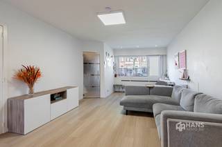 <p><span>Borsbeeksesteenweg 8 - Deurne</span></p><p><span> </span></p><p><span>Maison (110 m²) avec 3 chambres et espace extérieur (11 m²) à Deurne, prête à être emménagée</span></p><p><span>À Borsbeeksesteenweg, vous vivez à deux pas du parc Boekenberg et bénéficiez d'un accès facile en voiture, en transports en commun et par le système de vélo-partage. Une combinaison idéale de verdure, de confort et d'accessibilité.</span></p><p><span>La maison a été soigneusement entretenue au fil des ans et a fait l'objet de plusieurs rénovations. Par exemple, le toit a été rénové et isolé en 2014, la cuisine a été modernisée en 2015 et une nouvelle salle de bains a été installée en 2020. Les égouts ont également été rénovés, l'électricité est conforme et les fenêtres en PVC à l'avant sont équipées de volets.</span></p><p><span>Vous entrez dans le hall d'entrée séparé. Le rez-de-chaussée se compose d'un espace de vie lumineux avec une cuisine équipée ouverte, le tout représentant une surface d'environ 40 m². Il y a également des toilettes séparées pour les invités et un débarras pratique sous l'escalier. Une porte coulissante permet d'accéder à l'espace extérieur confortable de 11 m², orienté au sud.</span></p><p><span>A l'étage, vous trouverez trois chambres de 8 m², 8 m² et 18 m² respectivement. La salle de bains rénovée de 5 m² est équipée d'une douche à l'italienne et d'un double lavabo. Il y a également des toilettes séparées dans le huitième hall.</span></p><p><span>Vous êtes à la recherche d'une maison prête à être emménagée avec 3 chambres et un espace extérieur agréable ? Ne manquez pas cette opportunité ! Surface habitable.110 m² – ref : gross floorp. Pour plus d'informations ou une estimation gratuite visitez </span><span><span>www.hansimmo.be</span></span></p><p><span> </span></p>