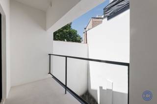 <p><span>Luxueus gerenoveerd appartement met nieuwbouwcomfort op toplocatie aan de Marnixplaats</span></p><p><span>In een rustige, groene enkelrichtingstraat op het gegeerde Zuid bevindt zich dit uitzonderlijk gerenoveerde appartement, afgewerkt met hoogwaardige materialen en een uitgesproken gevoel voor stijl. De renovatie werd uitgevoerd met het comfort, de technieken en de afwerking van een nieuwbouwappartement, maar zonder de aankoop onder btw-regime.</span></p><p><span> </span></p><p><span>Een doordachte indeling, royale plafondhoogte van 3,30 meter, verfijnde maatkasten, travertijnaccenten en een ruim terras maken dit appartement tot een ideale woonplek voor wie houdt van elegant stedelijk wonen met een luxueuze uitstraling</span><span>.</span></p><p><span> </span></p><p><span>Indeling</span></p><p><span>Bij het binnenkomen valt meteen de ruime inkomhal op, voorzien van ingemaakte kasten die zorgen voor een praktische en stijlvolle eerste indruk. Verder is er een apart toilet met handenwasser.</span></p><p><span>De leefruimte vormt het hart van het appartement en biedt plaats aan een comfortabele zithoek met ruime zetel, een gezellige eetplaats voor een grote tafel en extra kastruimte dankzij de ingemaakte kasten en elegante wandkast. De hoge plafonds en hoogwaardige visgraatparket versterken het gevoel van ruimte, licht en klasse.</span></p><p><span> </span></p><p><span>De open keuken sluit naadloos aan bij de leefruimte en werd afgewerkt in travertijn en lichte eik. Ze is uitgerust met kwalitatieve toestellen, waaronder een groot inductievuur, dampkap, vaatwasser, heteluchtoven, microgolfoven, grote koelkast en diepvries. Een keuken die niet alleen esthetisch sterk is, maar ook perfect inspeelt op hedendaags wooncomfort.</span></p><p><span> </span></p><p><span>De royale slaapkamer is voorzien van ingemaakte kasten en biedt een rustige, luxueuze sfeer. Aansluitend bevindt zich de ensuite badkamer met inloopregendouche, dubbele lavabo in travertijn en extra berging met aansluiting voor was- en droogmachine.</span></p><p><span> </span></p><p><span>Het ruime terras van ca. 9 m² vormt een echte meerwaarde: een aangename buitenruimte waar u in alle rust kan genieten, zowel in de zomer als in de winter.</span></p><p><span> </span></p><p><span>Troeven</span></p><p><span>Dit appartement onderscheidt zich door zijn hoogwaardige afwerking en uitzonderlijk renovatieniveau. De combinatie van travertijn, lichte eik, visgraatparket, maatwerk en hoge plafonds creëert een tijdloze, luxueuze uitstraling.</span></p><p><span> </span></p><p><span>Extra pluspunten zijn de ingemaakte kasten, het ruime terras, de mogelijkheid om een extra berging aan te kopen en de lage maandelijkse kosten, geraamd op ca. 25 euro per maand.</span></p><p><span> </span></p><p><span>Algemene informatie</span></p><p><span>Het appartement beschikt over individuele meters voor gas, water en elektriciteit. Dankzij de grondige renovatie behaalt het een EPC-label A. De elektrische keuring wordt conform afgeleverd bij de akte. Het asbestattest is momenteel in aanvraag.</span></p><p><span> </span></p><p><span>Het aandeel van de koper in de kostprijs voor de opmaak van de basisakte bedraagt 850 euro inclusief btw.</span></p><p><span> </span></p><p><span>Het gebouw</span></p><p><span>Het kleinschalige gebouw bestaat uit een kelder en slechts drie appartementen. Het werd volledig gerenoveerd en wordt opgeleverd in 2026 onder EPB-normen. Daarbij werden onder meer het ventilatiesysteem vernieuwd, de dakconstructie vernieuwd en geïsoleerd, een groendak geplaatst, de voor- en achtergevel geïsoleerd en nieuw buitenschrijnwerk voorzien.</span></p><p><span> </span></p><p><span>U koopt dus in feite een appartement met het comfort en de technische prestaties van nieuwbouw, zonder btw te moeten betalen.</span></p><p><span> </span></p><p><span>Verder beschikt het gebouw over een centraal rookdetectiesysteem en videofoon. Er is geen lift aanwezig.</span></p><p><span> </span></p><p><span>Ligging</span></p><p><span>De ligging is zonder twijfel een van de grootste troeven. Het appartement bevindt zich in een rustige en groene enkelrichtingstraat, op een absolute toplocatie in Antwerpen, vlak bij de Marnixplaats op het Zuid.</span></p><p><span> </span></p><p><span>Restaurants, koffiebars, gezellige cafés, boetieks, conceptstores en het vernieuwde KMSKA liggen allemaal op wandelafstand. Tegelijk geniet u van een vlotte verbinding naar de Antwerpse ring.</span></p><p><span> </span></p><p><span>Met een Mobiscore van 9,6/10 is dit de ideale plek voor wie comfortabel, stijlvol en stedelijk wil wonen op een van de meest begeerde locaties van Antwerpen.</span></p><p><span> </span></p><p><span>Kijkdag 11 juli</span></p><p><span>Geïnteresseerde kandidaten kunnen een bod uitbrengen, waarna de verkoper elk bod grondig en weloverwogen zal bekijken.</span></p><p><span>Het kantoor brengt de kandidaten uiterlijk 3 dagen na de kijkdag op de hoogte van de beslissing of verdere stappen.</span></p><p><span> </span></p><p><span> *De informatie in deze prospect is ter informatieve titel: de kandidaat-kopers moeten hun eigen zaak maken van het verkrijgen, controleren en interpreteren van deze informatie.</span></p><p><span> </span></p>