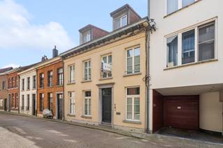 <p>Are you looking for a characterful townhouse in a prime location in the center of Lier? Then this is your opportunity. This beautifully renovated and charming home is a true gem, where all assets come together and where every step continues to surprise.</p><p>You are welcomed through the spacious entrance hall, which immediately conveys a sense of openness and elegance. Here you will find a practical cloakroom and a guest toilet. From the entrance, you already catch a glimpse of the inviting living area, where the fireplace takes center stage and guarantees warm, cozy moments. Adjacent is the dining room, which, thanks to its direct connection to the garden, is bathed in natural light. Every season brings its own unique atmosphere, enhanced by the abundant daylight.</p><p>The separate kitchen is fully equipped with modern appliances and offers every comfort for cooking enthusiasts. The adjoining utility room is an added practical advantage and integrates seamlessly into the whole. In addition, there is a spacious storage room with direct access to the garden.</p><p>The city garden is a true oasis of tranquility, a rare luxury in the heart of Lier. The charming garden pavilion completes the setting and can be arranged as a lounge, covered outdoor kitchen, BBQ area, or even a wellness space with a jacuzzi — the possibilities are endless.</p><p>Via the elegant staircase, we reach the first floor, where you will find three full-sized bedrooms and a centrally located bathroom equipped with a bathtub, shower, and double sink.</p><p>The top floor houses the master bedroom, a unique and versatile space that immediately charms with its beautiful exposed beam structure. Here too, comfort is guaranteed, with a fully equipped private bathroom.</p><p>This property perfectly combines space, light, comfort, and character in an exceptional location. Are you ready to be convinced by this unique living experience? Contact us today to schedule a viewing and discover the many additional features this home has to offer.</p><p>Contact your real estate agent for more information:<br />0488 42 42 24 – Nico Di Taranto</p>