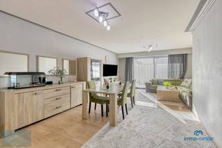 Wonen in het centrum van Heusden, met winkels en scholen dichtbij én het station op wandelafstand? Aan de Brugstraat 61 bus 7 ligt dit ruime appartement van 133 m² volgens het EPC, op de tweede verdieping van residentie Kerken Blook.<br /><br />Binnen kom je in een centrale hal die toegang geeft tot de verschillende ruimtes. De lichte leefruimte biedt volop plaats voor een zithoek en eettafel en geeft uit op een lang balkon aan de voorzijde. De keuken ligt apart. Daarnaast zijn er drie volwaardige slaapkamers, een badkamer met ligbad, een afzonderlijk toilet en een ruime berging met plaats voor wasmachine en droogkast.<br /><br />Ook buiten het appartement is aan praktische ruimte gedacht: een eigen kelderberging en een garagebox achter het gebouw horen erbij. De lift brengt je tot op de verdieping.<br /><br />De ligging maakt het dagelijkse leven gemakkelijk. Scholen, winkels en andere voorzieningen liggen in de buurt; ook het station van Heusden is te voet bereikbaar. Zo woon je midden in Heusden-Centrum, met alles wat je nodig hebt dichtbij.<br /><br />Het appartement is momenteel verhuurd en is daarmee ook interessant voor wie een investering zoekt. Het heeft EPC-label B (113 kWh/m² per jaar) en een asbestveilig attest.<br /><br />Interesse? Contacteer Ferhat voor meer informatie of een bezichtiging.<br />Tel. <strong>+32 469 47 28 60</strong><br />E-mail:<strong> info@immocenter.be</strong>