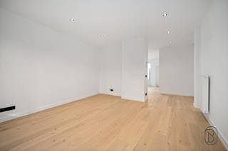 <strong>Te koop: instapklaar gelijkvloersappartement met stadstuin en garage in Wevelgem</strong><br /><br />Op een <strong>rustige ligging</strong> in Wevelgem, en toch <strong>centraal</strong> nabij scholen, winkels en openbaar vervoer, ontdek je dit volledig <strong>gerenoveerde</strong> en <strong>energiezuinige gelijkvloersappartement</strong>. De combinatie van stadstuin en garage maakt dit een bijzonder complete woonoplossing.<br /><br /><strong>Wat maakt dit pand uniek?</strong><br />Het appartement biedt een lichtrijke leefruimte met <strong>open keuken</strong>, <strong>twee slaapkamers</strong>, een moderne badkamer met inloopdouche en een apart toilet.<br />Buiten geniet je van een gezellig <strong>koertje/stadstuin</strong>. De handige <strong>garage</strong> zorgt voor extra comfort.<br />Alles is instapklaar en afgewerkt met oog voor duurzaamheid en gebruiksgemak.<br /><br /><strong>Voor wie is dit ideaal?</strong><br />Ideaal voor alleenstaanden of koppels die <strong>comfortabel</strong> en <strong>rustig</strong> willen wonen, met alle voorzieningen binnen handbereik en een <strong>vlotte</strong> <strong>bereikbaarheid</strong>.<br /><br />Te koop via Immo Beguin, jouw vastgoedexpert sinds 2009.<br />Met kantoren in Ronse, Waregem, Kortrijk, Deinze, Doornik en Lessines.<br />📞 Bezoek na afspraak via feline@immobeguin.be