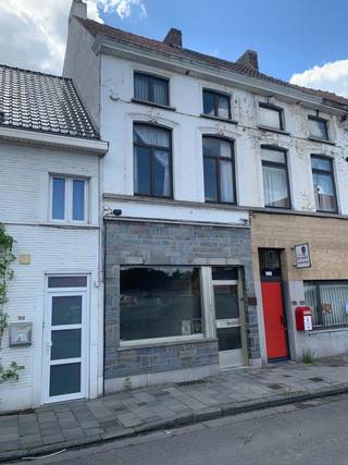 Te renoveren woning op gunstige ligging met bouwvergunningMobiscore: 8,9/10Deze te renoveren woning met veel potentieel ligt vlakbij het centrum van...