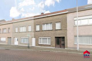 <p>Aan de rand van het centrum van Eeklo vind je deze karaktervolle woning met <strong>drie slaapkamers</strong> (mog. 5) en een gezellige koer. (Deze is bereikbaar door een poortje naast de woning, ideaal voor doorgang met de fiets of vuilnis.) <br />Wie graag zijn eigen stempel drukt op een thuis, ziet hier meteen het potentieel. De woning heeft wat aandacht nodig, maar vormt de ideale basis om een warme en stijlvolle plek van te maken. Dankzij de centrale ligging woon je op wandelafstand van het park, scholen, winkels, openbaar vervoer én het station—alles binnen handbereik terwijl je toch rustig woont. Een fijne kans voor wie op zoek is naar een betaalbare woning met mogelijkheden in een aangename buurt.</p>

<p><strong>Troeven:</strong></p>

<ul><li>3 volwaardige slaapkamers (mog.5)</li><li>Gezellige koer</li><li>Centrum Eeklo op wandelafstand</li><li>Nabij park, scholen, winkels, bus en trein</li><li>Veel potentieel voor wie graag zijn eigen woonideeën uitwerkt</li><li>Poortje, fietsendoorgan aanwezig naast de woning voor vlotte bereikbaarheid naar de koer. </li></ul>
<u><em><strong>Era Thuis zorgt voor uw huis! </strong></em></u>