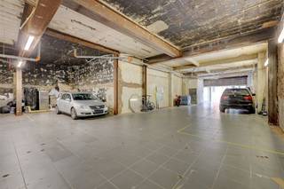 Dit handelsgelijkvloers is gelegen op een uitstekende locatie te Leguit in centrum Antwerpen. De ligging is centraal en met een...