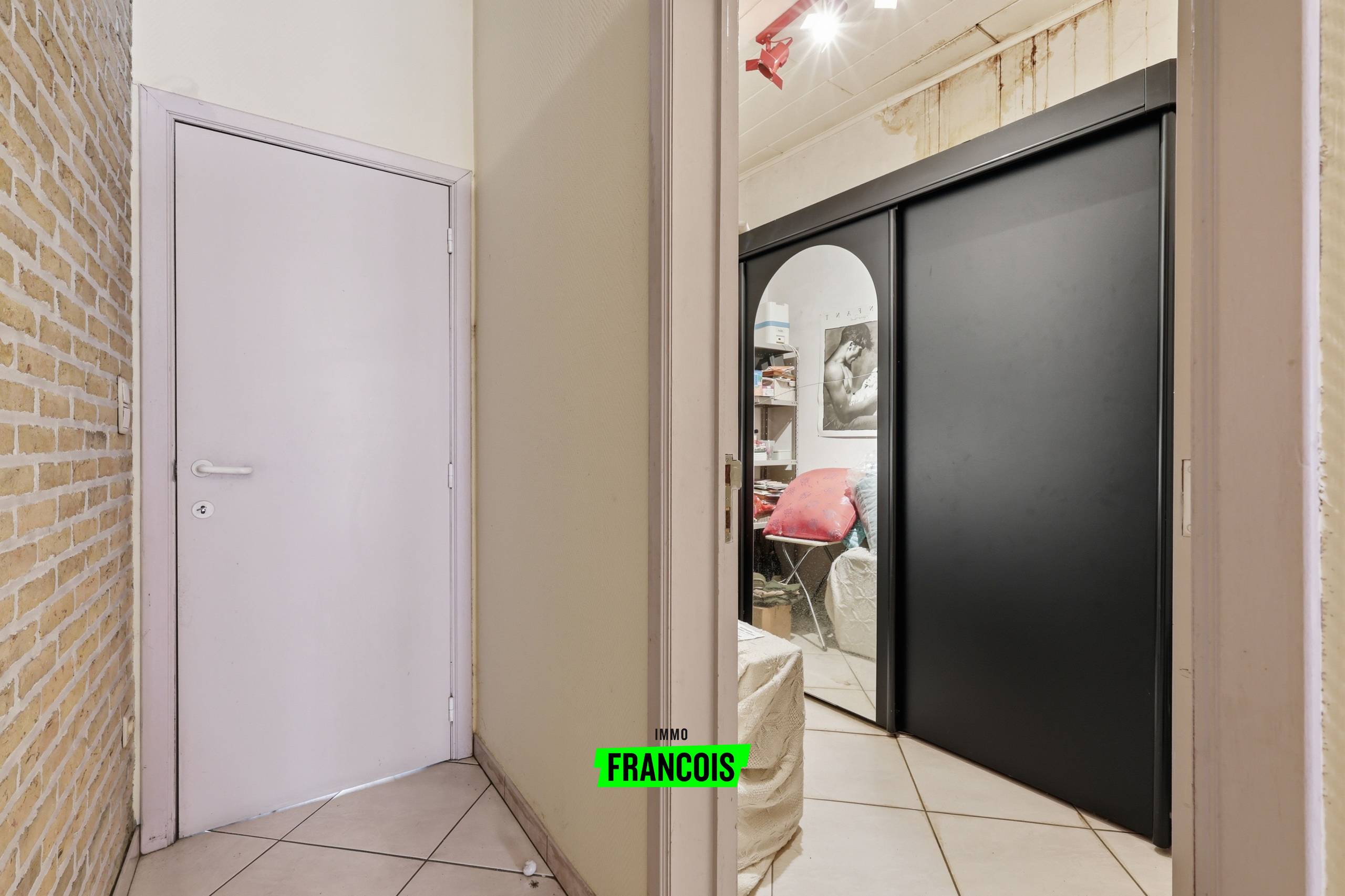 Te renoveren woning met lange garage in het centrum van Poperinge! - foto 3