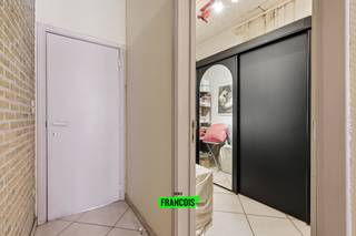 Deze verrassend ruime woning is gelegen pal in het centrum van Poperinge. De woning deed vroeger dienst als bakkerij, wat zorgt voor extra ruimte én heel wat mogelijkheden.<br /><br />De indeling gaat als volgt:<br /><br />GELIJKVLOERS<br /><br />inkomhal - gang - leefruimte en eetkamer - keuken - bakkersruimte - lange garage - buitenberging<br /><br />EERSTE VERDIEPING<br /><br />nachthal - 3 slaapkamers - badkamer - leefruimte met keuken (mogelijkheid tot 4 de slaapkamer) - zolder boven garage<br /><br />ZOLDERVERDIEPING<br /><br />Technische kenmerken:<br /><br />- Centrale verwarming op gas<br /><br />- EPC: label F<br /><br />- Asbestattest: nog in aanvraag<br /><br />- Dak: niet geïsoleerd<br /><br />- Enkele beglazing<br /><br />Benieuwd naar de mogelijkheden van deze eigendom? Contacteer Aline op +32 494 49 25 96 voor een bezoek ter plaatse!<br /><br />