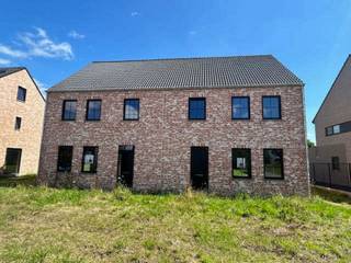 Nieuwbouw woning gelegn in alle rust<br /><br />- Ruwbouw - winddicht<br /><br />- Mooie en ruime inrichting<br /><br />- Maak er zelf uw "thuis" van