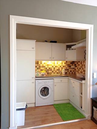 Deze fijne studio combineert een topligging met een aangename woonervaring. Dankzij de kamerhoge ramen voelt ze verrassend ruim aan. Bovendien geniet je van een mooi en open uitzicht dat bijdraagt aan het vrijheidsgevoel in de woonruimte – een zeldzame troef in het hart van de stad.<br />Wegens haar centrale locatie is deze studio je ideale uitvalsbasis. Met Vélo-fietsen, metro, trams en bussen letterlijk voor jee deur, verplaats je je moeiteloos door de hele stad. Pendelen loopt als een trein dankzij het Centraal Station dat op wandelafstand ligt.<br />In de directe omgeving vind je een rijk aanbod aan restaurants waar je kan genieten van culinaire smaken van over de hele wereld - ideaal voor wie houdt van variatie en gezelligheid.<br /><br />De studio wordt momenteel verhuurd, wat ze meteen interessant maakt als investering met onmiddellijk rendement. Tegelijkertijd is het ook de ideale plek voor starters die op zoek zijn naar een eigen plek in de stad.<br /><br />Interesse? Kom dan op het Franklin Rooseveltplaats je New Deal sluiten!<br /><br /><strong>Extra</strong><br />Aparte meter voor elektriciteit. <br />EPC: B.<br />Ramen: dubbelglas.<br />Gemeenschappelijke kosten: 174 euro/maand (incl. water, verwarming, syndicus, blokpolis, liftonderhoud, onderhoud trappenhal, enz.)<br />Foto's ter illustratie van de indeling.<br /><br />(woongebied, vergunning, geen verkavelingsvergunning, voorkooprecht, geen rechterlijke herstelmaatregel of bestuurlijke maatregel opgelegd)