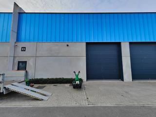 Magnifiek gelegen recente KMO-unit van 191 m² en 1 privatieve parkeerplaats te huur op OSRE Business Park te Oostende.De ingerichte loods...