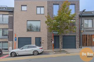 EREMBODEGEM - Deze prachtige nieuwbouwwoning bevindt zich pal in het centrum van Erembodegem. De ligging van dit pand is bijzonder aantrekkelijk met scholen, banken, en supermarkten in de directe omgeving. Daarnaast geniet deze woning van een heel goede bereikbaarheid door het openbaar vervoer, station, belangrijke invalswegen en de E40.<br /><br />Naar indeling toe bevindt zich op het gelijkvloers een inkomhal met trappenhal, een ruime garage die plaats biedt aan twee wagens en een nuttige berging met technische ruimte. Op de eerste verdieping bevindt zich een lichtrijke leefruimte met parket en een open, volledig ingerichte keuken (afgewerkt met kwalitatieve materialen). Op de bovenverdieping bevinden zich drie slaapkamers, eveneens voorzien van parket en grote raampartijen, en een badkamer met dubbele lavabo met inloopdouche.<br /><br />Troeven: EPB-nieuwbouw, warmtepomp samsung met vloerverwarming, zonnepanelen (6,6 kWp), ventilatiesysteem C+, hoge isolatiewaarde, RW-put, dubbele beglazing (PVC),...<br /><br />De tuin met ruim terras maken deze eigendom compleet!<br /><br />Mogelijkheid van aankoop onder 6% BTW!<br />Totaal incl. btw (6%), excl. kosten en excl. notariskosten: €527.880<br />Totaal incl. btw (21%), excl. kosten en excl. notariskosten: €602.580<br /><br />Bent u opzoek naar een nieuwbouwwoning met 3 slaapkamers en dubbele garage voorzien van alle comfort op een uitstekende locatie? Aarzel dan niet en maak snel uw afspraak: 053/60.65.60