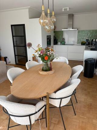 <p><span>Op zoek naar een ruim en lichtrijk appartement met een comfortabele indeling en een kwalitatieve afwerking? Dit </span><strong><span>mooie hoekappartement met 3 slaapkamers</span></strong><span> combineert ruimte, licht en wooncomfort op een uitstekende locatie, net buiten de stadskern.</span></p>
<p><strong><span>Alle ruimtes zijn praktisch met elkaar verbonden via de centrale hal</span></strong><span>, wat zorgt voor een aangename en overzichtelijke indeling.</span></p>
<p><span>Het appartement beschikt over een </span><strong><span>ruime en lichtrijke leefruimte</span></strong><span> met een open keuken. Dankzij de hoekligging geniet het appartement van een aangename natuurlijke lichtinval. Bij de afwerking werd bovendien veel </span><strong><span>oog voor detail</span></strong><span> gehouden, wat resulteert in een verzorgde en stijlvolle uitstraling.</span></p>
<p><span>Verder zijn er </span><strong><span>3 volwaardige slaapkamers</span></strong><span>, een </span><strong><span>badkamer</span></strong><span> en een aparte </span><strong><span>douchekamer</span></strong><span>. Het gebouw beschikt over een </span><strong><span>lift.</span></strong></p>
<h3><span>Troeven</span></h3>
<ul>
<li><span>Ruim en lichtrijk hoekappartement</span></li>
<li><strong><span>3 slaapkamers</span></strong></li>
<li><span>Badkamer én aparte douchekamer</span></li>
<li><span>Ruime leefruimte met open keuken</span></li>
<li><span>Centrale hal die alle ruimtes met elkaar verbindt</span></li>
<li><span>Verzorgde afwerking met oog voor detail</span></li>
<li><span>Lift aanwezig</span></li>
<li><span>Gemeenschappelijke fietsenberging</span></li>
<li><span>Gelegen net buiten de stadskern</span></li>
<li><span>Winkels, restaurants en dagelijkse voorzieningen vlakbij</span></li>
<li><span>Nabij groene omgeving</span></li>
<li><span>Vlotte verbinding naar belangrijke invalswegen en openbaar vervoer</span></li>
</ul>
<p><span>Een </span><strong><span>ruim, licht en comfortabel appartement</span></strong><span> met een praktische indeling en een uitstekende ligging, ideaal voor wie op zoek is naar aangenaam wonen met alle voorzieningen binnen handbereik.</span></p>