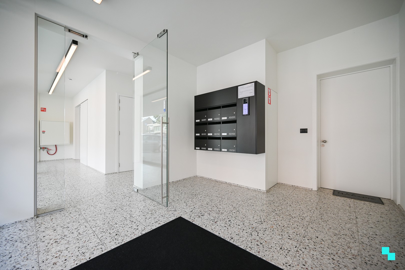 Uitzonderlijk hoogwaardig afgewerkt gelijkvloers appartement langs de Mandel - foto 2