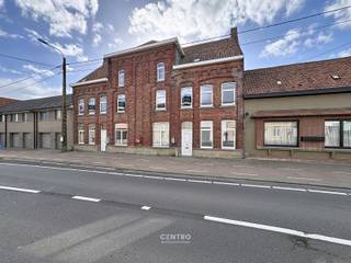 Opbrengsteigendom met GESPREID RISICO (9 kamers) met potentieel 6% RENDEMENT!<br /><br /><strong><u>Opmerkingen:</u><br />- Conformiteitsattesten aanwezig!</strong><br />- 9 kamers!<br />- 2 gemeenschappelijke keukens.<br />- 2 gemeenschappelijke badkamers.<br />- Brandcentrale aanwezig.<br />- Volledig geïsoleerd dak met dampscherm.<br />- Elektriciteit GOEDgekeurd!<br />- CV op aardgas.<br />- Overal DUBBELE beglazing (PVC).<br />- Ruim verhard parkeerterrein achteraan.<br />- Grondoppervlakte: 932m2.<br />- Onmiddellijk instapklaar!<br />- Op wandelafstand van het openbaar vervoer.<br /><br />VLOT verhuurbaar opbrengsteigendom met MOOI RENDEMENT met gespreid risico! Aarzel zeker niet om ons te contacteren voor verdere info en/of een bezoek ter plaatse: 051/817.817 - info@centro.be.