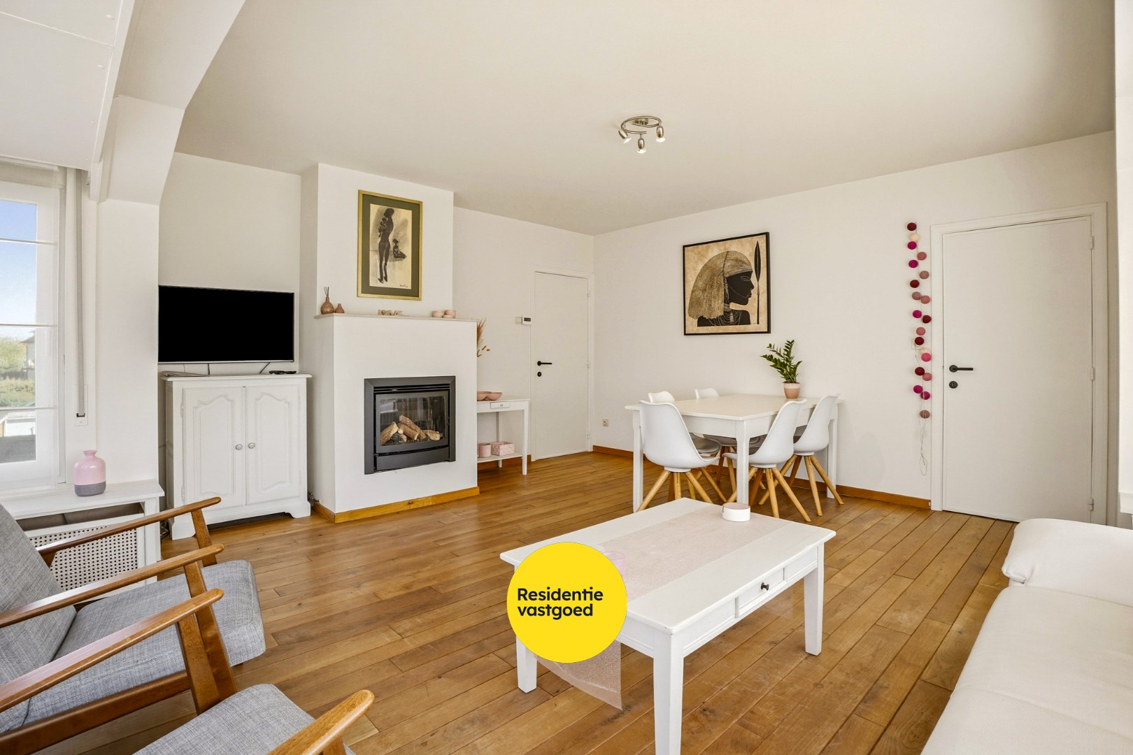 Instapklaar en lichtrijk 3-slaapkamerappartement (109 m²) met terras en privé-parkeerplaats te Oostduinkerke. - foto 4