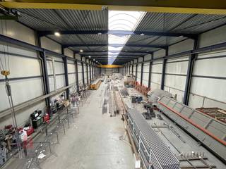 Strategisch gelegen bedrijfsgebouw bestaande uit een ruime magazijn/atelierruimte van 2.182 m² met geïntegreerde kantoorruimtes van 196 m², geschikt voor diverse activiteiten.<br /><br />De magazijnruimte met een vrije hoogte van maar liefst 11,5 m is uitgerust met 2 automatische sectionale poorten en 4 rolbruggen (2 x 15T (te verhogen tot 20T), 1 x 10T en 1 x 5T), wat een efficiënte werking garandeert voor zware toepassingen. <br />Technisch volledig in orde met een eigen hoogspanningscabine, LED-verlichting, en groene energievoorziening dankzij 150 zonnepanelen (geplaatst in 2018). Regenwaterrecuperatie via 2 putten van elk 15.000 liter.<br /><br />Op het gelijkvloers zijn sociale ruimtes ingericht met sanitair, douches en een refter met kitchenette. De kantoorruimtes zijn comfortabel ingericht en voorzien van verwarming en airconditioning via warmtepomp.<br /><br />Een casco ruimtes op de 3e verdieping kan ingericht worden als extra kantoorruimte of als (concierge)woning.<br /><br />Ruime parkeer- en manoeuvreerruimte met laadpaal voor elektrische voertuigen.<br /><br />Gelegen in de Eekhoutstraat te Wingene, in een vlot bereikbare KMO-zone met een uitstekende verbinding naar belangrijke invalswegen.<br /><br />Contacteer PANORAMA B2B voor meer inlichtingen, plannen of een vrijblijvend plaatbezoek 0476 215 115.