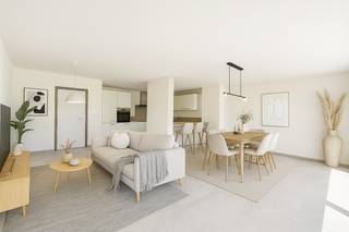 In Lens, naast Chièvres: <br />Energiezuinige woning nummer 2 (LOT 2) in traditionele bouw met carport, terras en tuin<br />Beschrijving:<br />Op gelijkvloers: Een hal, living, eetplaats, keuken, wc, wasruimte.<br />Eerste verdieping: een nachthal, 3 slaapkamers, badkamer, douchekamer, wc in de badkamer<br />De achtergevel van deze woning is optimaal georiënteerd (zuidgericht). <br />De woning wordt sleutel-op-de-deur opgeleverd. <br />Het terras is aanwezig en de aansluiting op de riolering is inbegrepen. <br />De woning wordt opgeleverd met steenslag voor gemakkelijke toegang. <br />De geadverteerde prijzen zijn exclusief btw op de bouw en exclusief registratierechten en kosten op de grond. De bewoonbare oppervlakte is bruto (inclusief muren). <br />Vraag nog vandaag uw bezoek ter plaatse op afspraak en een eventuele schatting van uw huidige eigendom.