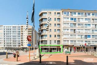 Op een uitstekende AA-locatie in Blankenberge, met een enorme visibiliteit en veel passage, bevindt zich dit veelzijdige handelspand met bovenliggend appartement. Dankzij de commerciële ligging, de ruime indeling en de combinatie van wonen en werken is dit eigendom bijzonder interessant voor zowel ondernemers als investeerders.<br /><br />Het gebouw werd opgetrokken in 1999 en bestaat uit een volledig ingericht handelsgelijkvloers met een ruim appartement erboven.<br /><br />Handelsgelijkvloers<br /><br />Het handelspand beschikt over een functionele en ruime inrichting met een verbruikszaal en toog, een ingerichte keuken, een lichtrijke veranda, sanitaire voorzieningen en een praktische berging. Aansluitend bevindt zich een ruim terras met gunstige oriëntatie, een sterke meerwaarde voor de commerciële uitbating.<br /><br />Bovendien is het handelspand volledig onderkelderd, wat zorgt voor bijzonder veel extra opslag- en gebruiksruimte.<br /><br />Appartement<br /><br />Het bovenliggende appartement heeft een bewoonbare oppervlakte van circa 85 m² en omvat onder meer twee volwaardige slaapkamers en een ruime badkamer met ligbad. De woning wordt verwarmd via centrale verwarming op aardgas en beschikt over een gunstige EPC-score B, wat bijdraagt aan een comfortabel en energiezuinig woonklimaat.<br /><br />Een unieke opportuniteit voor wie op zoek is naar een commercieel pand met woongelegenheid op een bijzonder zichtbare locatie in het bruisende Blankenberge. Ideaal om wonen en werken te combineren of als interessante vastgoedinvestering.<br /><br />Het eigendom is volledig vrij van gebruik bij akte.<br /><br />