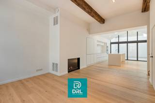 Achter deze discrete gevel in het hart van Brugge schuilt een uitzonderlijk verfijnd gerenoveerde woning, waar tijdloze architectuur en...