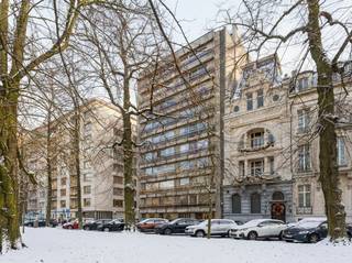 Dit ruime en lichtrijke appartement is gelegen in een hoekgebouw op de vierde verdieping aan het prachtige Prins Albertpark, met een adembenemend uitzicht op het groen. Dankzij de grote schuiframen geniet de leefruimte van overvloedig daglicht en een open, luchtige sfeer.<br /><br />De indeling omvat een royale inkomhal die leidt naar de ruime leefruimte met balkon en zicht op het park. De volledig geïnstalleerde keuken is voorzien van alle moderne comfort. De master bedroom beschikt over een en-suite badkamer en biedt toegang tot het achterterras. Daarnaast zijn er nog drie volwaardige slaapkamers en een tweede badkamer.<br /><br />Extra bergruimte in de kelder is inbegrepen. Optioneel is er een parkeerplaats te koop in het gebouw.<br /><br />Een ideale woning voor wie ruimte, licht en een unieke locatie aan het park weet te waarderen!<br /><br />EPC = 166 kWh/m² - Vg - Wche - Gmo - Gvkr - Gvv