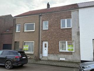 ZEER RUIME WONING MET 6 SLAAPKAMERS, 2 LEEFRUIMTES, CV MAZOUT, TUIN EN TERRAS GELEGEN IN HET CENTRUM VAN HEERS OP 4A 18CA