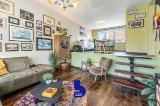 Instapklare gerenoveerde gezinswoning met 3 slaapkamers, zonnige tuin en zonnepanelen in Oostende-Stene. <br /><br />Bent u op zoek naar een instapklare gezinswoning waar rust, ruimte en comfort centraal staan? Dan zal deze charmante woning in Oostende-Stene u ongetwijfeld weten te bekoren.<br /><br />Gelegen in een uiterst rustige doodlopende straat, in een groene en kindvriendelijke woonwijk aan de rand van de stad, geniet u hier van een aangename woonomgeving met alle voorzieningen binnen handbereik. Winkels, scholen, openbaar vervoer en de belangrijkste invalswegen van Oostende bevinden zich op een korte afstand, waardoor u zowel de rust als een uitstekende bereikbaarheid combineert.<br /><br />Bij het betreden van de woning komt u in de inkomhal die toegang biedt tot de kelderverdieping. Hier bevinden zich een praktische berging, een afzonderlijk toilet en een extra slaapkamer die eveneens perfect kan dienen als bureau, hobbyruimte of logeerkamer.<br /><br />Op het gelijkvloers vormt de ruime open leefruimte het hart van de woning. De gezellige zit- en eetruimte vloeien naadloos in elkaar over en worden afgewerkt met een stijlvolle bamboevloer en een modern spanplafond. De volledig ingerichte keuken sluit hier mooi op aan en is uitgerust met alle hedendaagse toestellen.<br /><br />De eerste verdieping beschikt over twee ruime slaapkamers en een smaakvol ingerichte badkamer met een inloopdouche, toilet en een design lavabomeubel. Op de tweede verdieping bevindt zich nog een volwaardige slaapkamer die tal van mogelijkheden biedt als master bedroom, tienerkamer of thuiskantoor.<br /><br />Ook buiten is het heerlijk vertoeven. De woning beschikt over een verzorgd voortuintje en een zonnige, aangelegde achtertuin die bovendien ook bereikbaar is langs de achterzijde, wat een extra praktische troef vormt. Het luxueuze tuinhuis zorgt voor bijkomende opbergruimte of kan ingericht worden als gezellige buitenruimte.<br /><br />De woning werd met zorg gerenoveerd en is volledig instapklaar. Dankzij de zonnepanelen geniet u bovendien van een lagere energiefactuur. De achtergevel werd afgewerkt in crepi, wat de woning een verzorgde en eigentijdse uitstraling geeft.<br />Deze ruime gezinswoning combineert een rustige ligging met een centrale bereikbaarheid en biedt alle comfort voor wie zorgeloos wil wonen. Een ideale thuis voor gezinnen of voor wie op zoek is naar een instapklare woning met veel ruimte en een zonnige tuin.