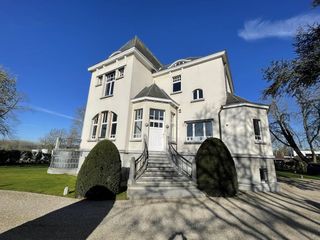 Deze volledig gemeubileerde private office met gemeenschappelijke vergaderruimtes staan te huur in Deurle. De kantoren bevinden zich op de...