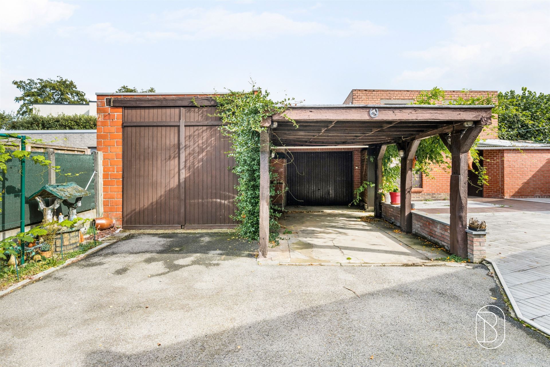 Ruime woning met atelier, bureau en maar liefst 3 garages - foto 4