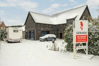 Af te werken ruwbouwwoning met veel mogelijkheden te LilleOp zoek naar een woning die u volledig naar eigen smaak en op korte termijn kan...