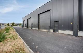 INSTAPKLARE KMO-UNIT VAN 400M² GELEGEN OP HET INDUSTRIETERREIN EUROPARK TE LANAKEN.KENMERKEN- Oppervlakte gelijkvloers: 430,00m².- Gepolierde...