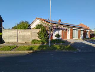 [[ DIT PAND NEEMT DEEL AAN DE ERA OPEN HUIZEN DAG OP 13/6 VAN 16:00 TOT 17:00 ]] 
<p>Te koop: halfopen instapklare bungalowwoning in Veurne, gelegen aan de Nachtegalenlaan aan de stadsrand, nabij scholen en openbaar vervoer.</p>

<p>Deze woning uit 1972 biedt een praktische indeling en een rustige ligging met alle voorzieningen binnen handbereik. Geniet van een aangename tuin, een garage en een functionele leefruimte. De locatie combineert het comfort van wonen op de stadsrand met de nabijheid van dagelijkse faciliteiten.</p>

<p>Belangrijkste ruimtes:<br />• Inkomhal met toegang tot de leefruimte<br />• Gezellige woonkamer met ruimte voor eet- en zithoek<br />• Functionele keuken met directe verbinding naar het terras<br />• Twee slaapkamers en een kleinere kamer die als kinderkamer of bureau kan dienst doen.<br />• Gerenoveerde badkamer<br />• Garage en staanplaatsen voor extra comfort<br />• Leuke tuin met tuinhuis en terras om buiten te genieten</p>

<p>Troeven:<br />• Rustige ligging op de stadsrand van Veurne<br />• gelijkvloerse woning aangepast aan ouder worden<br />• goed geïsoleerde woning voorzien van zonnepanelen met EPC C<br />• autoluwe kindvriendelijke wijk<br />• Nabij scholen en openbaar vervoer<br />• Ruime zonnige tuin met terras en tuinhuis</p>

<p>Neem vandaag nog contact op met je ERA-makelaar voor een bezoek.</p>