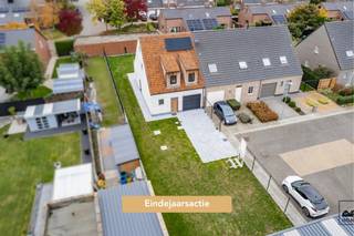 <p>! Eindejaarsactie: bij aankoop van deze woning wordt de volledige verlichting t.w.v. € 12.000,00 voorzien!*</p><p>Ontdek deze stijlvolle halfopen BEN-nieuwbouwwoning waar landelijke charme en moderne luxe elkaar versterken. Gelegen op een perceel van ca. 477 m² in Meerdonk, combineert deze woning een hoogwaardige afwerking met hedendaags wooncomfort.</p><p>De ruime leefruimte straalt warmte en karakter uit dankzij de elegante glazen stalen deur en het verfijnde visgraat parket. De praktische open keuken vormt het hart van de woning en biedt een mooi evenwicht tussen design, duurzaamheid en gebruiksgemak.</p><p>Op de eerste verdieping bevinden zich 3 ruime slaapkamers, een apart toilet en een badkamer met ligbad en inloopdouche, volledig afgewerkt met kwaliteitsvolle materialen. De vaste trap leidt naar een volledig geïsoleerde zolder die kan worden ingericht als extra slaapkamer, bureau of hobbyruimte.</p><p>Ook op het vlak van energie en duurzaamheid scoort deze woning bijzonder sterk. Een warmtepomp met vloerverwarming, ventilatiesysteem D en uitstekende isolatie zorgen samen voor een gunstig EPC & E-peil. Dit lage E-peil geeft bovendien recht op een vermindering van de onroerende voorheffing gedurende de eerste vijf jaar.</p><p>De woning ligt in een rustige doodlopende straat met een vlotte verbinding naar winkels, scholen en openbaar vervoer. Een thuis waar comfort, klasse en toekomstgericht wonen samenkomen.</p><p>Voor meer informatie of een bezoek, contacteer Nathan van Immo Zone op 0479/93.41.49.</p><p><br />*Verlichting volgens lastenboek, actie geldig t.e.m. 31/12/2025</p>