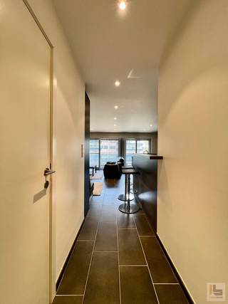 <strong>PLAN UW BEZOEK VIA ONZE WEBSITE: WWW.IMMOBOSS.BE</strong><br /><br />Deze CENTRAAL GELEGEN &amp; BEMEUBELDE STUDIO (50m²) met groot terras en kelder situeert zich op de 2de Verdieping van Residentie "ESSEL" en bevindt zich op fietsafstand van het historisch centrum alsook in de onmiddellijke nabijheid van openbaar vervoer, diverse (hoge)scholen/universiteiten en opritten E17/E40!<br /><br />Deze WERKELIJK INSTAPKLARE STUDIO omvat: inkomhal (3m²) met videoparlofonie, geïnstalleerde badkamer (4m²), ingerichte luxe-keuken (9m²) voorzien van alle toestellen, ruime &amp; sfeervolle leefruimte (26m² - incl. slaaphoek) met op maat gemaakte inbouwkasten én een aangenaam ZUID-GEORIËNTEERD RELAX-TERRAS (8m2) met prachtig zicht op de nieuw aangelegde binnentuin! Tevens beschikt deze ENERGIEZUINIGE STUDIO nog over een PRIVATIEVE KELDER en GEMEENSCHAPPELIJK FIETSEN- en VUILNISLOKAAL!<br /><br />Onmiddellijk beschikbaar <br />Huurprijs: € 775 + € 125  provisie warm water, koud water, verwarming en gemeenschappelijke kosten met afrekening.  Exclusief elektriciteit.<br />EPC: 91 kWh/m². Label A<br />DOMICILIE VERPLICHT !<br /><br /><strong>PLAN UW BEZOEK VIA ONZE WEBSITE: WWW.IMMOBOSS.BE</strong>