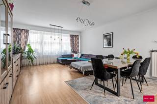 Interessant opbrengsteigendom op topligging bestaande uit drie 2-slaapkamer appartementen. Dit goed onderhouden opbrengsteigendom bestaat uit...