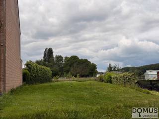 Mooi perceel bouwgrond gelegen langs de Vollickstraat in het landelijke Brussegem (Merchtem), met een oppervlakte van 584 m². Het perceel betreft lot 2 van een goedgekeurde verkaveling en biedt een uitstekende opportuniteit voor de realisatie van een gezinswoning.
Dankzij de rustige ligging geniet u van een aangename woonomgeving met een vlotte verbinding naar Merchtem, Asse, Meise, Brussel en de belangrijkste invalswegen. Scholen, winkels en openbaar vervoer bevinden zich op korte afstand.
Troeven:
Oppervlakte: 584 m²
Gelegen in een goedgekeurde verkaveling
Rustige en residentiële ligging
Vlotte bereikbaarheid
Ideaal voor de bouw van een eengezinswoning
Voor meer informatie, neem gerust contact op.