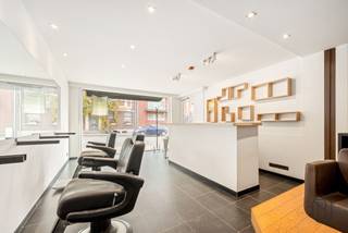 Dit instapklare handelspand is gelegen aan een invalsweg richting centrum, wat zorgt voor een maximale visibiliteit!Achterliggend is er een studio...