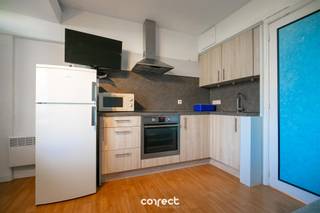 Op minder dan 1 km van het strand en de zee vindt u dit goed onderhouden, gemeubeld appartement in De Haan (Park Atlantis). Het appartement is gelegen op de 1e verdieping van residentie “Orchidee” en beschikt over een aangenaam terras met open zicht op het groen.Park Atlantis biedt verschillende faciliteiten zoals tennisvelden, petanquepleinen, speeltuintjes en gratis parkeergelegenheid op het domein. U geniet er van een rustige en groene omgeving, ideaal om te ontspannen en tot rust te komen.De indeling omvat een lichtrijke leefruimte met vernieuwde en moderne keuken. Daarnaast is er een aparte slaapkamer met tweepersoonsbed en een praktische badkamer met douche, lavabo en toilet.Ook een private berging is inbegrepen, wat extra comfort biedt.Het appartement wordt gemeubeld verkocht, waardoor het meteen instapklaar is.Dit appartement is ideaal als vakantieverblijf aan onze kust of als investering. Domicilie is niet toegestaan. Renovatieplicht: ja.📞 Contacteer Lorenzo voor een bezoek: 0492 08 08 08 – lorenzo@correctvastgoed.be👉 Online schattingstool: www.correctvastgoed.be/schatting