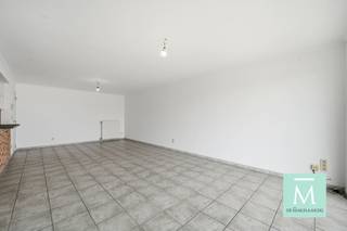 <p><span>Ruim en energiezuinig appartement met zonnig terras</span></p><p><span>Bent u op zoek naar een ruim appartement met een aangenaam terras, op wandel- en fietsafstand van het centrum van Mechelen? Dan is dit appartement zeker een bezoek waard. Dankzij de gunstige ligging bevinden scholen, winkels, openbaar vervoer en belangrijke invalswegen richting Antwerpen, Brussel en Leuven zich vlakbij.</span></p><p><span>Het appartement is bereikbaar via de trap of lift en verwelkomt u in een inkomhal met vestiaireruimte en een apart gastentoilet. De lichtrijke leefruimte biedt voldoende plaats voor zowel een ruime zithoek als een grote eettafel. De open keuken is praktisch ingericht en voorzien van alle comfort.</span></p><p><span>Vanuit de woonkamer heeft u rechtstreeks toegang tot het ruime terras, waar u in alle rust kunt genieten van een ontspannen moment.</span></p><p><span>Verder beschikt het appartement over twee ruime slaapkamers, een badkamer met ligbad, douche en dubbele lavabo, en een handige berging/wasruimte.</span></p><p><span>Ook aan parkeergelegenheid is gedacht: bij het appartement hoort een garagebox, die verplicht mee aan te kopen is voor 30.000 euro.</span></p><p><span>Als extra troef bevindt het appartement zich op korte afstand van het centrum van Mechelen, station Nekkerspoel, de fietsostrade en het natuurgebied Mechels Broek.</span></p><p><span>Interesse? Contacteer ons voor een bezoek via <span>info@demakelaardij.be</span></span><span> of 015 20 20 82.</span></p>