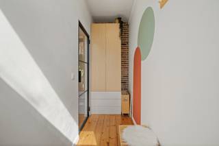 <p>In een doodlopende straat, op korte afstand van Leuven, bevindt zich deze recent gerenoveerde woning met prachtige tuin.<br /><br /></p>
<p>De woning werd recent gerenoveerd en stijlvol ingericht. Bij het binnenkomen geeft de glazen deur meteen zicht op de lichtrijke benedenverdieping.<br /><br /></p>
<p>Deze is handig ingedeeld met een ruime living en eetgedeelte, aansluitend aan een open keuken.<br /><br /></p>
<p>Daarnaast ligt een afzonderlijk toilet en een wasruimte met douche op het gelijkvloers, praktisch ingedeeld.<br /><br /></p>
<p>Ook de technische ruimtes zijn doordacht ingedeeld en is er een extra opslagruimte gecreëerd boven de badkamer op het gelijkvloers.<br /><br /></p>
<p>De woonruimtes staan langst weerzijde onmiddellijk in verbinding met de gezellige verscheidene buitenruimtes.<br /><br /></p>
<p>Dankzij de verschillende terrassen en de rust van de omgeving, is de tuin een absolute troef.<br /><br /></p>
<p>Op het eerste verdiep is een tweede, volledig uitgeruste badkamer met groot ligbad en toilet aanwezig.<br /><br /></p>
<p>Hiernaast beschikt de woning over een bijzonder ruime kamer aan de voorzijde.<br /><br /></p>
<p>Op het bovenste verdiep is het mogelijk om de kamer op de delen in 2 afzonderlijke kamers om de woning om te vormen tot 3 volwaardige slaapkamers.<br /><br /></p>
<p>Tot slot beschikt deze woning over bij veel bergruimte, op zowel het zolderverdiep, als ook dankzij de kelder gelegen onder de eetruimte en het tuinhuis.</p>
<p></p>
<p>Troeven van de woning:</p>
     -Recent gerenoveerd en volledig instap klaar<br />     -EPC B: voorzien van 25 zonnepanelen<br />     -Rustige en groene woonomgeving, gelegen rondom landbouw en bosgebied<br />     -Woning is gelegen in een doodlopende straat<br />     -Nabijgelegen school &amp; winkel op wandelafstand<br />     -2 Volwaardige slaapkamers, om te vormen naar 3<br />     -Prima ligging tussen Brussel en Leuven &amp; uitstekend openbaar vervoer<br />     -Veel lichtinval en verbinding tussen ruimtes en tuin<br />     -Ruime keuken praktisch gelegen naast zijingang en bergruimte<br />     -Onderhoudsvriendelijke volwassen tuin met 3 terrassen<br />     -Praktische ingang langst de zijkant voor zowel tuin en woning<br />     -Veel bergruimte en een ruime kelder aanwezig<br /><br />
<p>Interesse in deze aantrekkelijke woning? Neem gerust contact op via info@bvm-vastgoed.be of 016 23 21 45 voor meer informatie of om een bezoek in te plannen.</p>