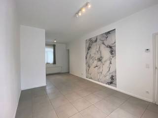 <p>immo DAVID stelt voor: charmante, gerenoveerde en instapklare gesloten bebouwing.</p>
<p>Via de inkomhal betreedt u de lichtrijke living van 24 m², die aansluit op de volledig geïnstalleerde keuken. Aansluitend bevinden zich een apart toilet en de badkamer. Vanuit de keuken heeft u rechtstreeks toegang tot de zuidwestgerichte tuin/terras. Achteraan de tuin bevindt zich een ruime technische ruimte, die tevens uitstekend dienst kan doen als praktische bergruimte. Op de eerste verdieping bevindt zich via de overloop, die ingericht kan worden als bureel, een eerste slaapkamer van 14 m². De bijzonder ruime slaapkamer van maar liefst 25 m² bevindt zich op de tweede verdieping en biedt tal van mogelijkheden. De ligging is een absolute troef. De woning bevindt zich op slechts 1 km van de autosnelweg, 100 m van het openbaar vervoer, 500 m van winkels en 800 m van de dichtstbijzijnde school. Daarnaast bevindt de woning zich gunstig tussen het centrum van Zellik en de grens met Sint-Agatha-Berchem. Het UZ Brussel ligt op 2,5 km, de fietssnelweg op 900 m en het groene Laarbeekbos op 1,5 km.</p>
<p>Er is een mogelijkheid tot huren van een staanplaats voor €100 extra per maand.</p>
<p>Maak vandaag nog uw afspraak en wie weet wordt u wel de nieuwe huurder!</p>