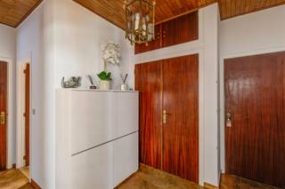<p>Op zoek naar een ruim en comfortabel appartement met een aangename buitenruimte? Dit gelijkvloerse 1-slaapkamerappartement biedt een praktische indeling, veel ruimte en een groot terras.</p><p>Het appartement beschikt over een ruime leefruimte, een keuken, één volwaardige slaapkamer, een badkamer en apart toilet. Het ruime terras vormt een mooie verlenging van de leefruimte en biedt voldoende plaats om buiten te eten of gezellig te ontspannen.</p><p>Daarnaast beschikt het appartement over een private kelderberging, ideaal voor extra opslagruimte.</p><p>Troeven:</p><p>-Ruim 1-slaapkamerappartement<br />-Gelegen op het gelijkvloers<br />-Groot en aangenaam terras<br />-Ruime leefruimte<br />-Private kelderberging</p><p>Interesse? Neem contact op met ons kantoor via lou@guldentopsvastgoed.be </p>