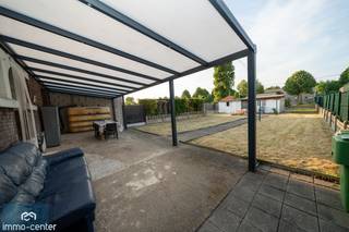 <br />Droom jij van een woning met ruimte, charme én uitbreidingsmogelijkheden?<br />✨ Ontdek dan deze verrassend ruime gezinswoning op een prachtig perceel van 6 are, gelegen in de groene en kindvriendelijke Tuinwijk van Waterschei (Genk).<br />Deze woning straalt potentieel uit van kelder tot zolder! Wat mag je verwachten?<br />🔹 Gelijkvloers: Een gezellige zit- en eetplaats, een functionele keuken, badkamer én een apart toilet.<br />🔹 1ste verdieping: 3 volwaardige slaapkamers, perfect voor het hele gezin.<br />🔹 Zolder: Vlot bereikbaar via een vaste trap en klaar om omgetoverd te worden tot 1 of zelfs 2 extra kamers!<br />🔹 Kelder: Droog, praktisch, met plaats voor een washoek, extra bergruimte én de mazoutketel.<br />🔹 Buitenruimte: Geniet van een ruime tuin met noordelijke oriëntatie, ideaal om te ontspannen op warme dagen. Hier vind je ook een stevig gemetst tuinhuis en niet één, maar twee garages – ideaal voor hobbyisten of gezinnen met meerdere wagens!<br />✅ Troeven op een rijtje:<br />✔️ Overal nieuwe ramen met hoogrendementsglas en PVC-profielen<br />✔️ Gelegen op een supercentrale locatie: vlakbij de winkelstraat van Hoevenzavel, de Stalenstraat, scholen én de E314<br />✔️ Structuur in goede staat, klaar voor jouw persoonlijke afwerking en stijl!<br />🎯 Of je nu op zoek bent naar een instapwoning met ruimte om te groeien, of een solide basis voor een renovatieproject, dit is jouw kans!<br />📍 Adres Steenbeukstraat 6 Tuinwijk Waterschei, Genk<br />📞 Meer info of een bezoek plannen? Bel Baykal 0497/523595 of mail naar info@immo-center.be<br /><br /> 