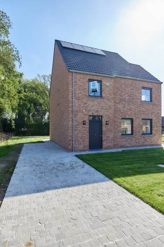 <strong>Welkom in De Patine – rustig wonen op een ideale locatie in Zonnebeke</strong><br />In een doodlopende straat, omgeven door groen en rust, ligt deze alleenstaande woning die het beste van twee werelden biedt: een rustige, kindvriendelijke omgeving én een vlotte bereikbaarheid. De Patine geniet van een aangename, residentiële ligging op wandelafstand van het centrum van Zonnebeke, met scholen, winkels en sportfaciliteiten vlakbij. Dankzij de goede verbinding met de A19 ben je bovendien in geen tijd in Ieper, Kortrijk of Roeselare – ideaal voor wie houdt van rustig wonen met toch alles binnen handbereik.<br /><br /><strong>Indeling van de woning: </strong><br />Gelijkvloers: ruimtelijke inkomhal met gastentoilet - lichtrijke leefruimte met volledig afgewerkt maatwerkkeuken - wasplaats/bergruimte; <br />Eerste verdiep: 4 volwaardige slaapkamers - volledige ingerichte badkamer met inloopdouche, bad en dubbele wastafel - apart toilet op de nachthal. <br />Zolder: grote zolder te bereiken via een uitrekbare trap. <br /><br /><strong>Troeven van deze woning: </strong>
<ul>
	<li>50% korting gedurende 5 jaar op uw onroerende voorheffing!</li>
	<li>Twee volwaardige bouwlagen (geen schuin dak in de slaapkamers);</li>
	<li>Rustige ligging in een doodlopende straat; </li>
	<li>Hoge afwerkingsgraad; </li>
	<li>Volledige afgewerkt - inclusief tuinaanleg, verlichting, schilderwerken en fineerparket in de slaapkamers; </li>
	<li>Ruime oprit en mogelijkheid om nog een carport te plaatsen; </li>
</ul>
Interesse in deze prachtige instapklare woning? Neem vandaag nog contact op voor alle informatie! 