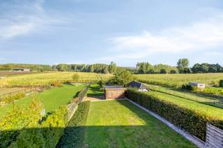 Idyllisch gelegen en instapklare woning met prachtig groen uitzicht te Roosdaal. Deze recente woning, gebouwd in 2013, combineert hedendaags wooncomfort met een uitzonderlijk rustige en landelijke ligging.

Via de inkomhal met gastentoilet betreedt u de lichtrijke open leefruimte, waar het indrukwekkend hoge plafond en de grote raampartijen meteen voor een bijzonder ruimtelijk gevoel zorgen. Vanuit de leefruimte geniet u van een prachtig panoramisch zicht over de omliggende groene omgeving. De volledig uitgeruste open keuken sluit naadloos aan bij de woon- en eetruimte en vormt samen met deze leefruimte het hart van de woning. Verder beschikt het gelijkvloers over een ruime garage en een praktische berging.

Op de verdieping bevinden zich drie volwaardige slaapkamers, een dressing en een ruime badkamer. De volledig ingerichte zolderverdieping biedt nog extra ruimte en werd ingericht met een bureau en technische berging.

Ook energetisch scoort de woning uitstekend dankzij EPC-label B en de aanwezige zonnepanelen.

Een bijzonder aangename en volledig instapklare woning voor wie op zoek is naar ruimte, comfort en rust, met als absolute troef de idyllische ligging en prachtige groene vergezichten.
Michael@immoaccenta.be
