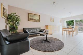 Ontdek dit ruime appartement te koop in het Vina Bovypark, op een steenworp van het Sint-Pietersstation in Gent. Dit is de ideale locatie voor wie houdt van rust, groen en uitstekende mobiliteit. Zowel het openbaar vervoer, de R4 als de opritten naar de E17 en E40 bevinden zich in de onmiddellijke omgeving.<br /><br />Indeling en troeven:<br />Het appartement bevindt zich op de eerste verdieping van een verzorgde residentie, met zicht op groen en een uiterst rustige ligging.<br />U komt binnen via een inkomhal met vestiaire en gaat verder naar de zeer ruime en lichtrijke leefruimte. Aansluitend vindt u de volledig uitgeruste keuken, die samen met de living toegang geeft tot het zuid-oostelijk georiënteerde terras— perfect om te genieten van de zon en het uitzicht.<br /><br />Het appartement beschikt over:<br />- 2 ruime slaapkamers<br />- Badkamer met ligbad, dubbele lavabo en toilet<br />- Afzonderlijke berging en bijkeuken<br />- Apart gastentoilet<br />- Kelderberging inbegrepen<br /><br />Optioneel kan u een zeer ruime garagebox aankopen, ideaal voor 2 wagens.<br /><br />Locatie en omgeving: <br /><br />Residentie Vina Bovypark is gelegen in een groene en rustige woonomgeving met snelle verbindingen naar het centrum van Gent, de universiteit en belangrijke invalswegen. Winkels, scholen en recreatiemogelijkheden bevinden zich op wandelafstand.<br /><br />Belangrijkste kenmerken:<br />- Ruim appartement met veel lichtinval<br />- Zuid-oostgericht terras<br />- Rustige ligging met zicht op groen<br />- Nabij Sint-Pietersstation Gent<br />- Uitstekende bereikbaarheid (openbaar vervoer, R4, E17, E40)<br />- 2 slaapkamers<br />- Optionele dubbele garagebox<br /><br />Interesse?<br />Bent u op zoek naar een ruim appartement met terras in Gent op een toplocatie?<br />Contacteer ons vandaag nog voor meer informatie of een bezoek ter plaatse!<br />`<br />Stedenbouwkundig uittreksel is in aanvraag